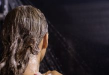 रात में सोने से पहले नहाते हैं आप? इन ग्रहों पर पड़ता है असर! पंडित जी से जानें इसके नियम और कब नहाना है वर्जित?