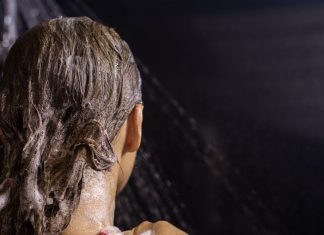 रात में सोने से पहले नहाते हैं आप? इन ग्रहों पर पड़ता है असर! पंडित जी से जानें इसके नियम और कब नहाना है वर्जित?