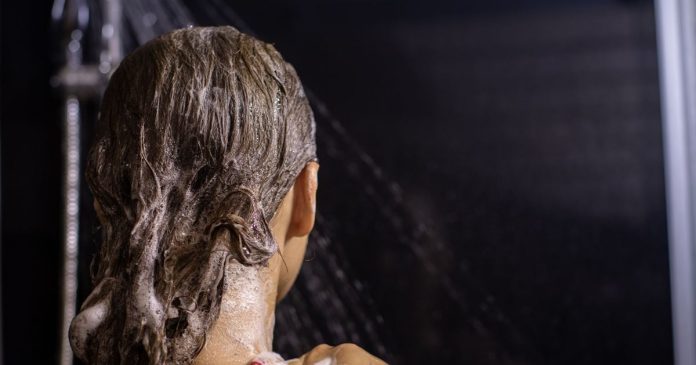 रात में सोने से पहले नहाते हैं आप? इन ग्रहों