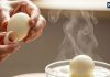 egg peeling tips follow this simple tips to peel boiled eggs easily | अंडे उबालते समय बस इसे पानी में डाल दें… आपको Eggs छीलने की तक की जरूरत नहीं होगी!