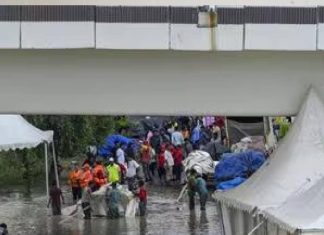 दिल्ली में बाढ़ का पानी घटते ही कोहराम, फैल रहीं ये बीमारियां, डॉ. ने दी सलाह safety tips by doctor for flood areas disease