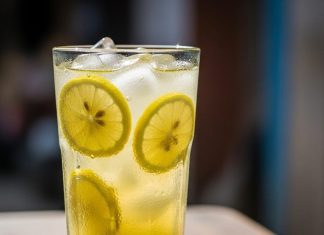 Nimbu Pani Recipe। नींबू पानी बनाने का सही तरीका और फायदे गर्मियों में जानें.