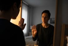 seeing mirror in the morning meaning। सुबह शीशा देखना शुभ या अशुभ