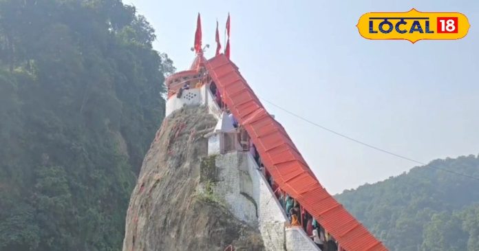 नवरात्रि में गिरिजा माता मंदिर नैनीताल: श्रद्धालुओं की भीड़ और