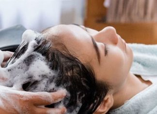 बाल धोने की सही फ्रीक्वेंसी हेयर टाइप और स्कैल्प के अनुसार जानें.