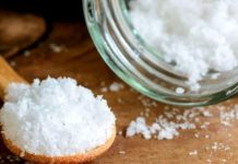 नमक वाले पानी से नहाने के फायदे त्वचा दर्द तनाव और संक्रमण में राहत.