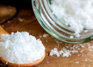 नमक वाले पानी से नहाने के फायदे त्वचा दर्द तनाव और संक्रमण में राहत.