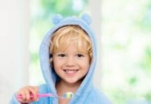 बच्चों के पहले दांत पर ब्रशिंग कब और कैसे शुरू करें, जानें सही तरीका.