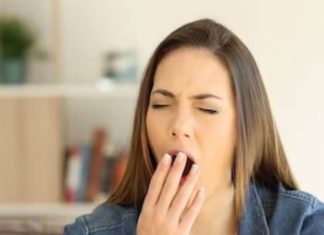 जम्हाई क्यों फैलती है जानिए मिरर न्यूरॉन्स और मनोविज्ञान का असर.