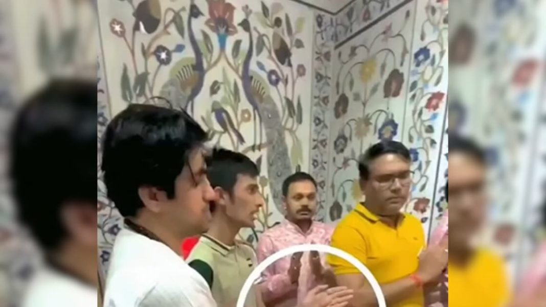 Viral Video:जब बागेश्वर बाबा और भक्त के हाथ मिलते है....वीडियो