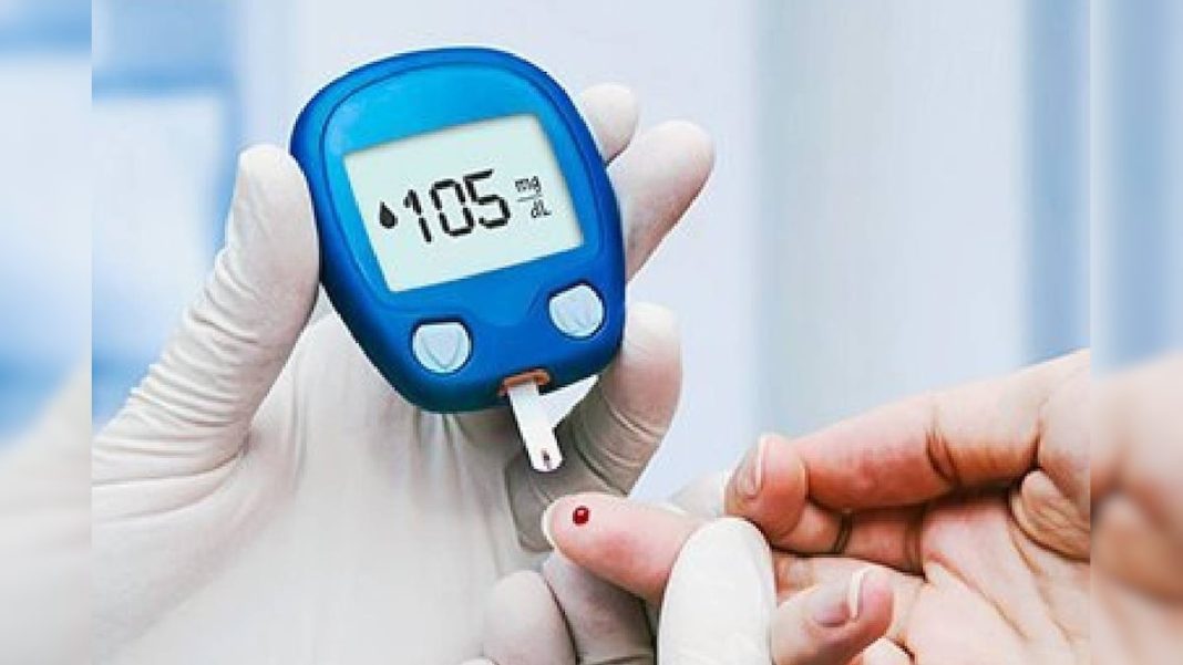 शुगर लेवल अचानक कम या ज्यादा हो जाए, तो क्या करें? डायबिटीज स्पेशलिस्ट से जानें जान बचाने के तरीके