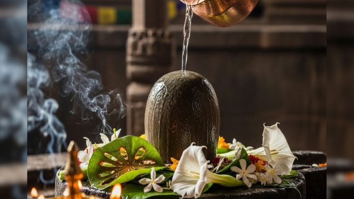 सोमवार को करें भगवान शिव की आरती, मंदिर में जरूर