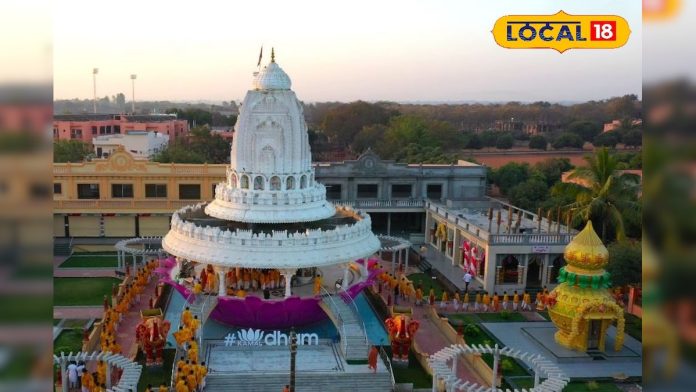 हैदराबाद में यहां बना है कमल के आकार का मंदिर,