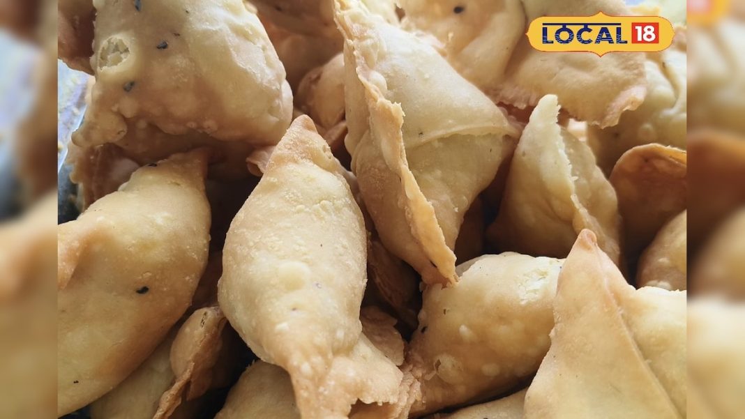 लकड़ी के चूल्हे पर बनता समोसा, सिल पर पिसते मसाले, 20 साल से स्वाद के बेताज बादशाह, गुमला के ये समोसे वाले!