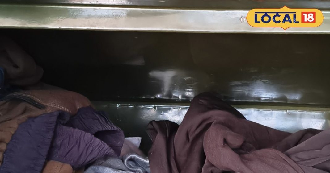 Astro Tips: घर में पुराने कपड़े रखना सही या गलत? आपने भी रखा है तो जान लें क्या होंगे उसके बुरे प्रभाव, अभी करें बाहर