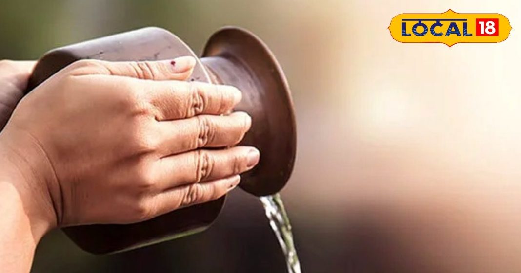 Astro Tips: रोज सुबह उठकर देते हैं सूरज को अर्घ्य, तो जल में मिला लें ये छोटी सी चीज और फिर देखें कैसे होती है किस्मत मेहरबान