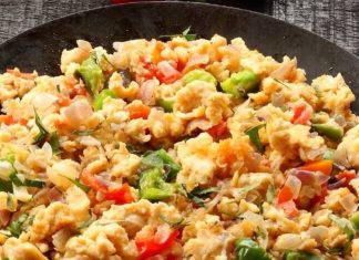 अंडे की भुर्जी रेसिपी हेल्दी और चटपटी डिश सिर्फ 2 मिनट में तैयार करें.