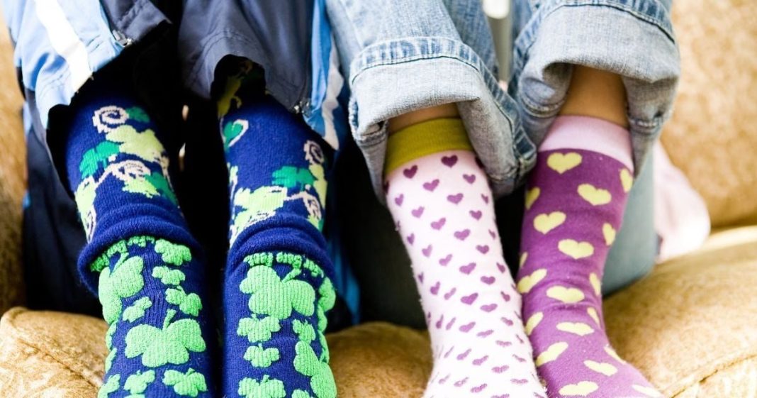 मोजे पहनने के फायदे घर में सेहत और आराम के लिए क्यों जरूरी हैं.
