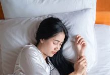 नींद के फायदे और कम नींद सेहत पर असर जानें, कितने घंटे सोना जरूरी है.