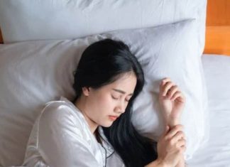 नींद के फायदे और कम नींद सेहत पर असर जानें, कितने घंटे सोना जरूरी है.