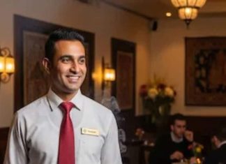 होटल्स में वेटर एक हाथ से खाना क्यों सर्व करते हैं जानिए कारण.