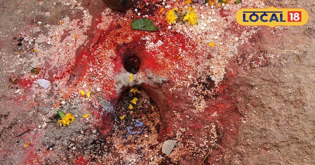 Ramrekha Dham: सीता चूल्हा, गुप्त गंगा… त्रेता युग की साक्षी है सिमडेगा की ये चट्टान, पत्थरों पर श्रीराम ने खींची है रेखा