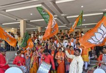 चुनाव जीतने के बाद पार्टियां कैसे करती हैं सेलिब्रेट, किस राज्य में बंटती है कौनसी मिठाई?