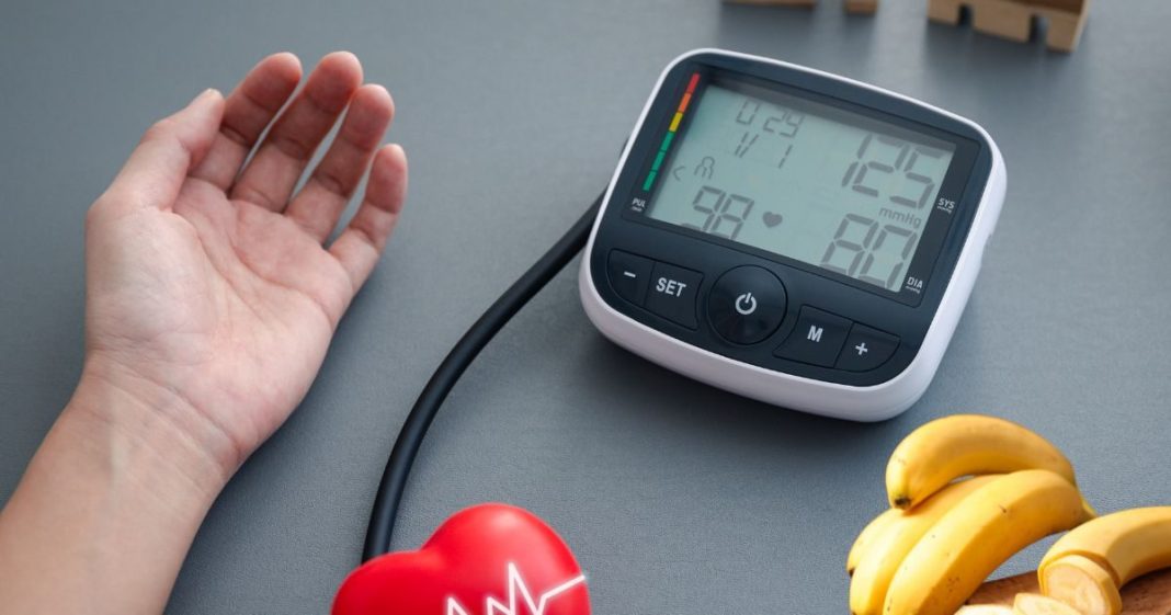 bp high me kya khaye: हाई BP कंट्रोल के लिए खाएं केला, चुकंदर, लहसुन और नारियल पानी