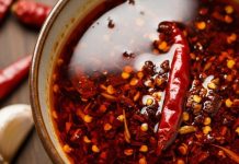 How to make chilli oil at home: घर पर चिली ऑयल बनाने का सिंपल तरीका