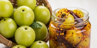 Amla pickle recipe and benefits: आंवला अचार रेसिपी सर्दियों में सेहत, बाल और त्वचा के लिए फायदेमंद.