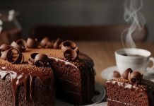 How to make chocolate cake in cooker: कुकर में सॉफ्ट और स्पॉंजी केक बनाने की आसान रेसिपी टिप्स.