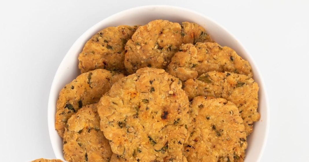 mathri recipe in hindi: घर पर बनाएं स्वादिष्ट और कुरकुरी मठरी शाम की चाय के लिए.