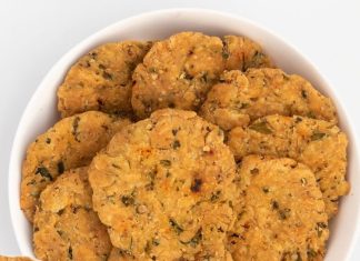 mathri recipe in hindi: घर पर बनाएं स्वादिष्ट और कुरकुरी मठरी शाम की चाय के लिए.