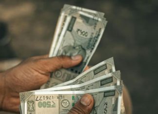 सड़क पर गिरे हुए पैसे उठाने चाहिये या नहीं? ये संकेत शुभ है या अशुभ, जानें क्या कहते हैं शास्त्र