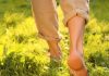 ओस से भीगी घास पर नंगे पैर चलने के फायदे और सावधानियां.
