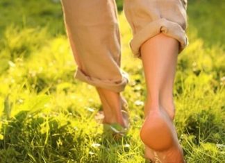 ओस से भीगी घास पर नंगे पैर चलने के फायदे और सावधानियां.