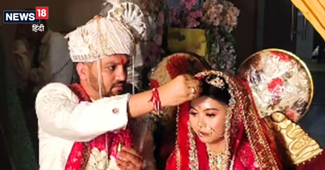 विदेशी मैम ने रचाई भारतीय छोरे से शादी, दुल्हन को ट्रांसलेट कर सुनाए 7 वचन, क्या आप जानते हैं इन वचनों का मतलब
