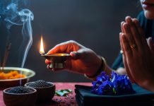 शनिवार को जरूर करें शनिदेव की पूजा, आरती के साथ चढ़ाएं ये चीज, बनी रहेगी कृपा