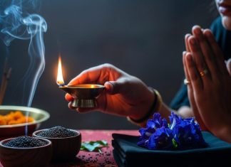 शनिवार को जरूर करें शनिदेव की पूजा, आरती के साथ चढ़ाएं ये चीज, बनी रहेगी कृपा