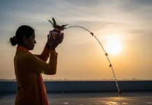 सोमवार को ऐसे करें सूर्यदेव की आरती, जल चढ़ाते समय जरूर ध्यान दें ये चीज