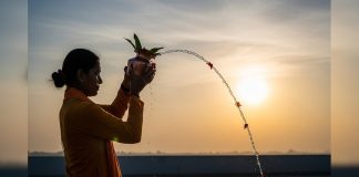 सोमवार को ऐसे करें सूर्यदेव की आरती, जल चढ़ाते समय जरूर ध्यान दें ये चीज