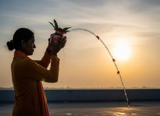 सोमवार को ऐसे करें सूर्यदेव की आरती, जल चढ़ाते समय जरूर ध्यान दें ये चीज