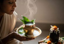 सोमवार को जरूर करें शिव आरती, दूध से भरे लोटे में जरूर डालें ये चीज, मन को मिलेगी शांति