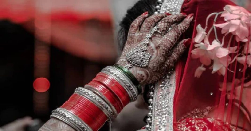 हिंदू विवाह में विदाई पर दुल्हन द्वारा चावल फेंकने की रस्म का महत्व