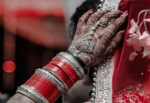 हिंदू विवाह में विदाई पर दुल्हन द्वारा चावल फेंकने की रस्म का महत्व