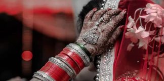 हिंदू विवाह में विदाई पर दुल्हन द्वारा चावल फेंकने की रस्म का महत्व