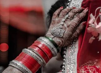 हिंदू विवाह में विदाई पर दुल्हन द्वारा चावल फेंकने की रस्म का महत्व