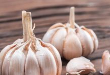 सुबह खाली पेट लहसुन खाने के एक्सपर्ट्स ने बताए हैं ये 5 चमत्कारी फायदे, जानकर आप भी शुरू कर देंगे खाना!