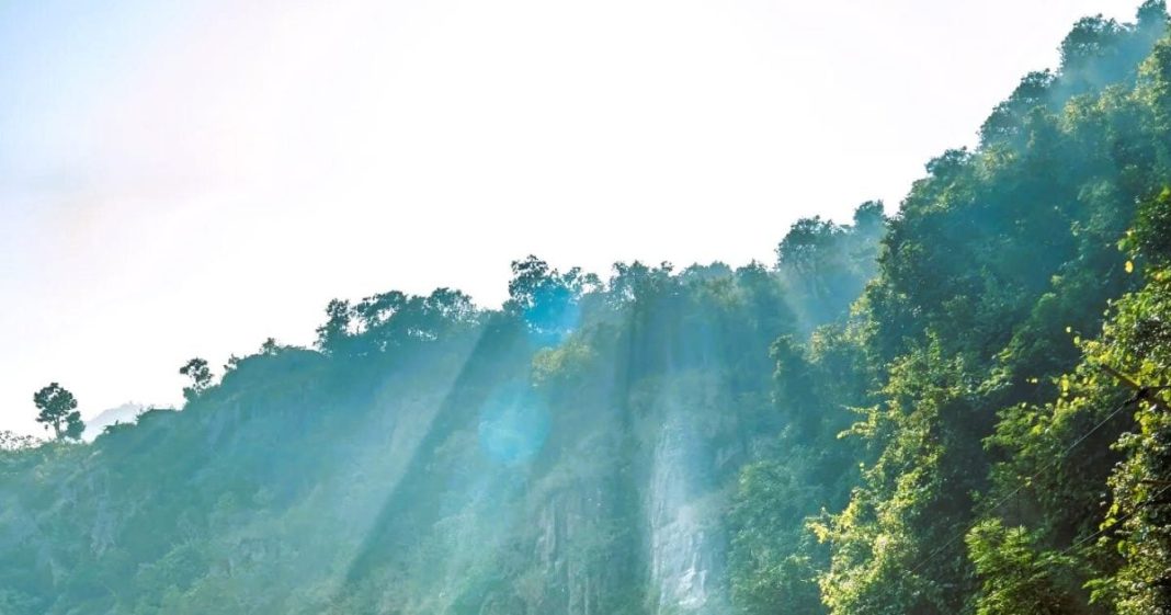 Travel And Tourism : स्विट्जरलैंड भी लगेगा फीका! भारत के इन 5 रेलवे रूट्स पर दिखती है ‘जन्नत’, खिड़की से दिखेंगी बर्फीली वादियों का नजारा