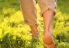 barefoot walking health benefits। नंगे पांव चलने के फायदे शहरी जीवनशैली में सेहत के लिए क्यों जरूरी हैं.